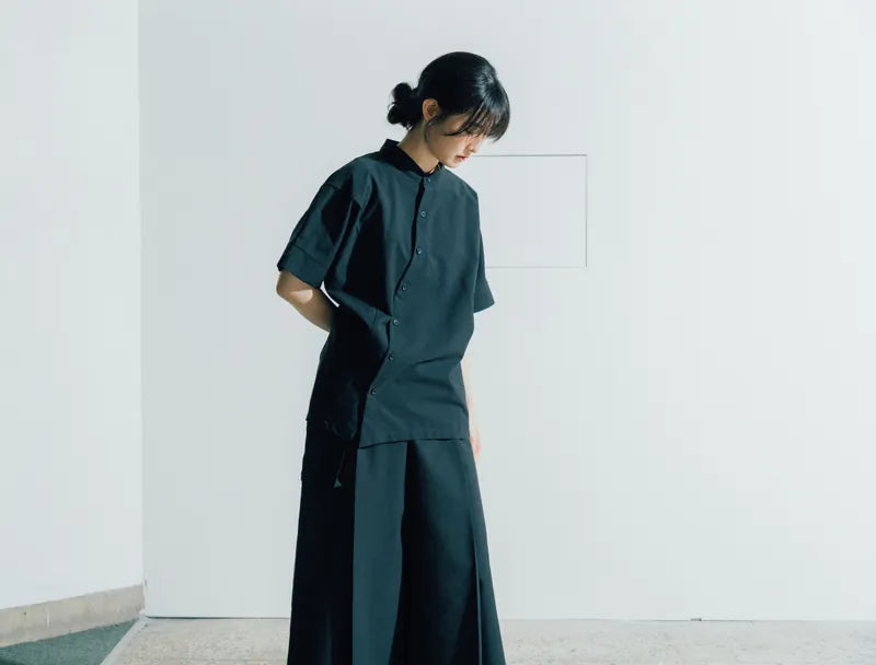 Hollow collar, slanted placket, short-sleeved shirt (black/grey) Organic Cotton & Recycle