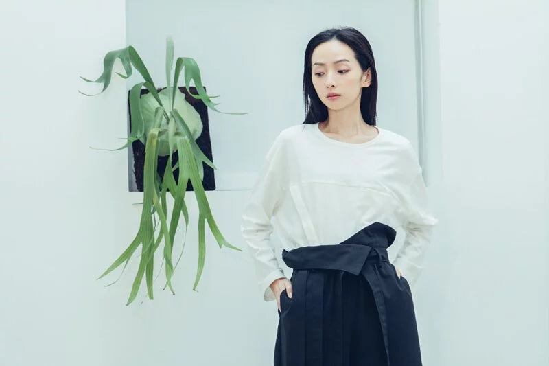 Pleated high-waisted trousers with one-sided pleat and tie-up detail (black/grey) Organic Cotton & Recycle