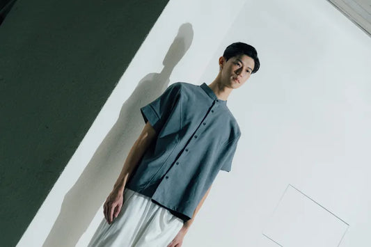 中空襟、斜めの前立て、半袖シャツ（ブラック/グレー）オーガニックコットン＆リサイクル