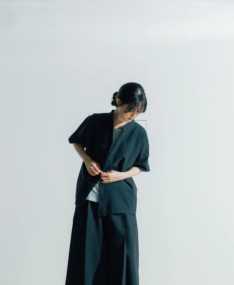 Hollow collar, slanted placket, short-sleeved shirt (black/grey) Organic Cotton & Recycle