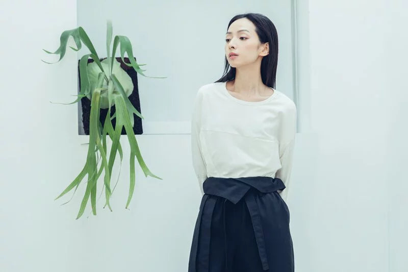 Pleated high-waisted trousers with one-sided pleat and tie-up detail (black/grey) Organic Cotton & Recycle