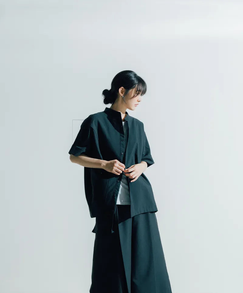 Hollow collar, slanted placket, short-sleeved shirt (black/grey) Organic Cotton & Recycle