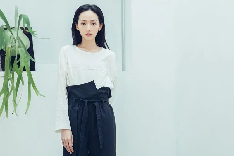 Pleated high-waisted trousers with one-sided pleat and tie-up detail (black/grey) Organic Cotton & Recycle