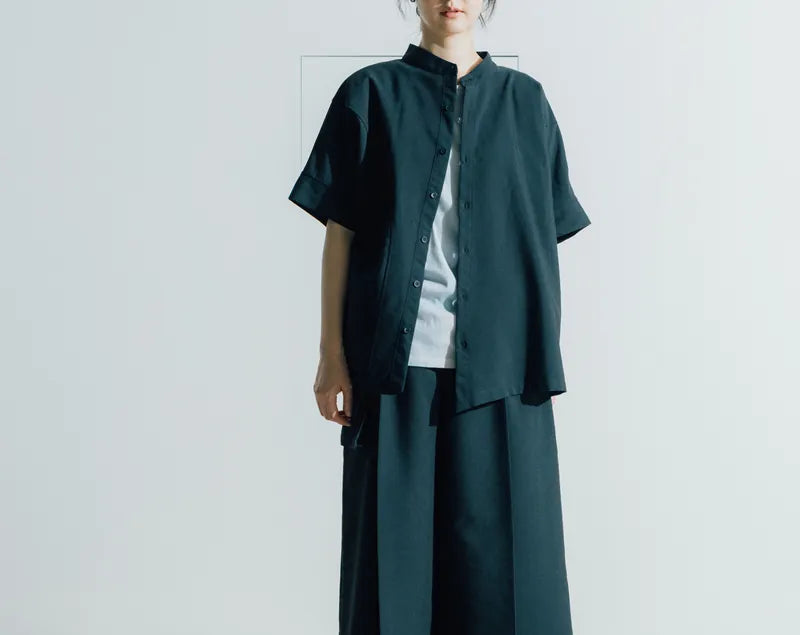 Hollow collar, slanted placket, short-sleeved shirt (black/grey) Organic Cotton & Recycle