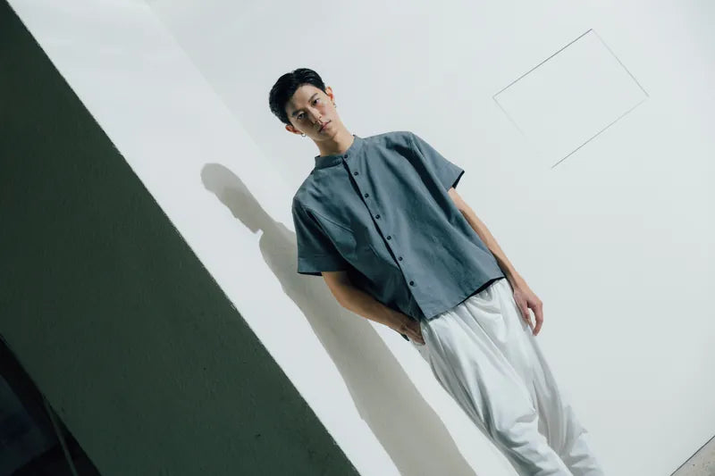 Hollow collar, slanted placket, short-sleeved shirt (black/grey) Organic Cotton & Recycle