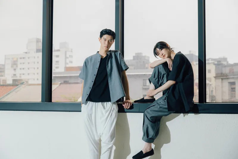 Hollow collar, slanted placket, short-sleeved shirt (black/grey) Organic Cotton & Recycle