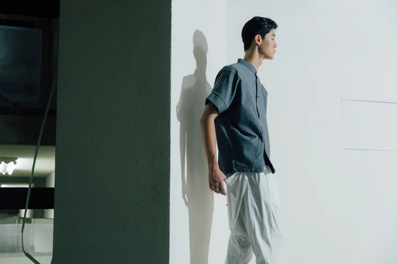 Hollow collar, slanted placket, short-sleeved shirt (black/grey) Organic Cotton & Recycle